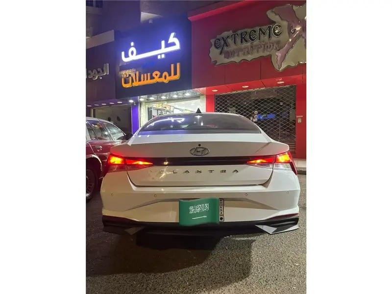 استكشف undefined undefined الصور الخارجية والداخلية. اكتشف جميع جوانب وتفاصيل السيارات.