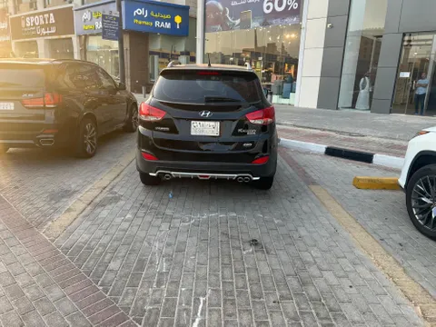 استكشف undefined undefined الصور الخارجية والداخلية. اكتشف جميع جوانب وتفاصيل السيارات.
