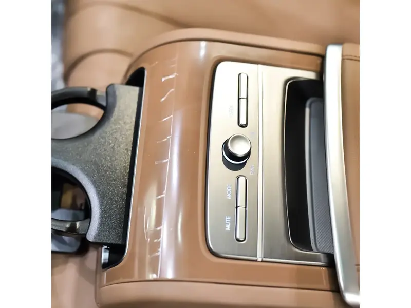 Discover undefined undefined Exterior Interior Images.Find all aspects and details of cars.