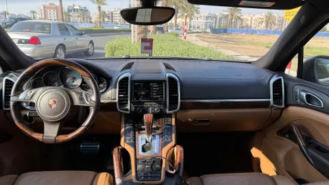 استكشف undefined undefined الصور الخارجية والداخلية. اكتشف جميع جوانب وتفاصيل السيارات.