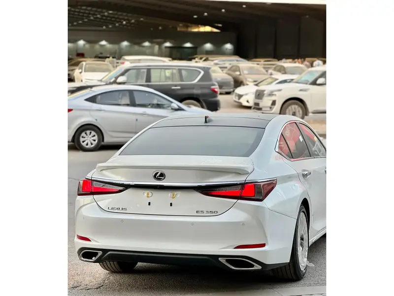 Lexus ES 2025