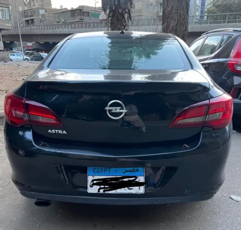 استكشف undefined undefined الصور الخارجية والداخلية. اكتشف جميع جوانب وتفاصيل السيارات.