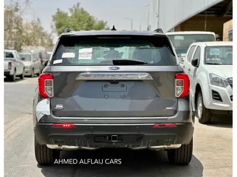 استكشف undefined undefined الصور الخارجية والداخلية. اكتشف جميع جوانب وتفاصيل السيارات.