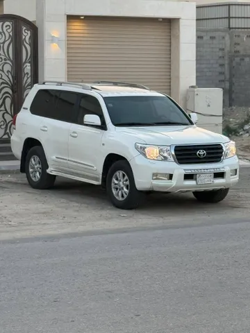 استكشف undefined undefined الصور الخارجية والداخلية. اكتشف جميع جوانب وتفاصيل السيارات.