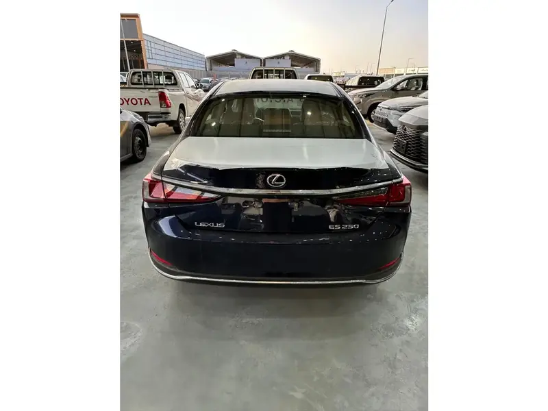Lexus ES 2025