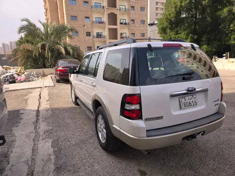 استكشف undefined undefined الصور الخارجية والداخلية. اكتشف جميع جوانب وتفاصيل السيارات.