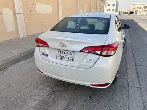 استكشف undefined undefined الصور الخارجية والداخلية. اكتشف جميع جوانب وتفاصيل السيارات.