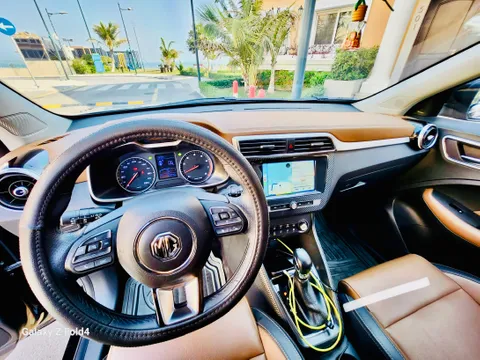 استكشف undefined undefined الصور الخارجية والداخلية. اكتشف جميع جوانب وتفاصيل السيارات.