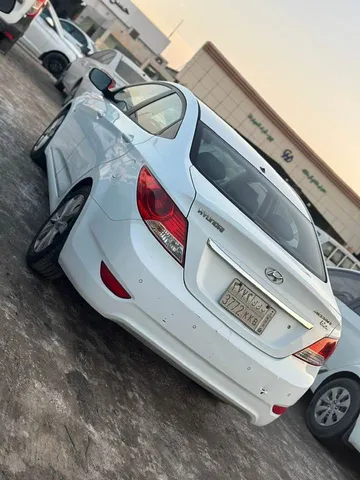 استكشف undefined undefined الصور الخارجية والداخلية. اكتشف جميع جوانب وتفاصيل السيارات.