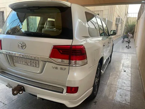 Discover undefined undefined Exterior Interior Images.Find all aspects and details of cars.