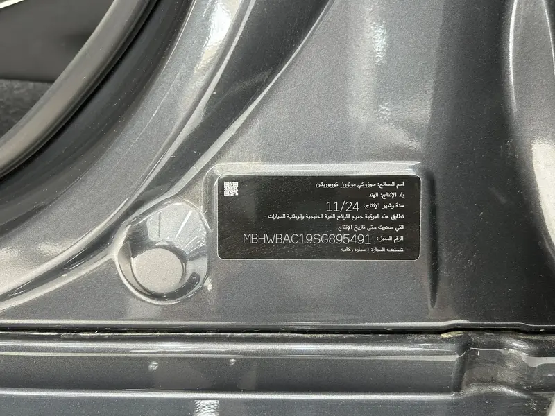 استكشف undefined undefined الصور الخارجية والداخلية. اكتشف جميع جوانب وتفاصيل السيارات.