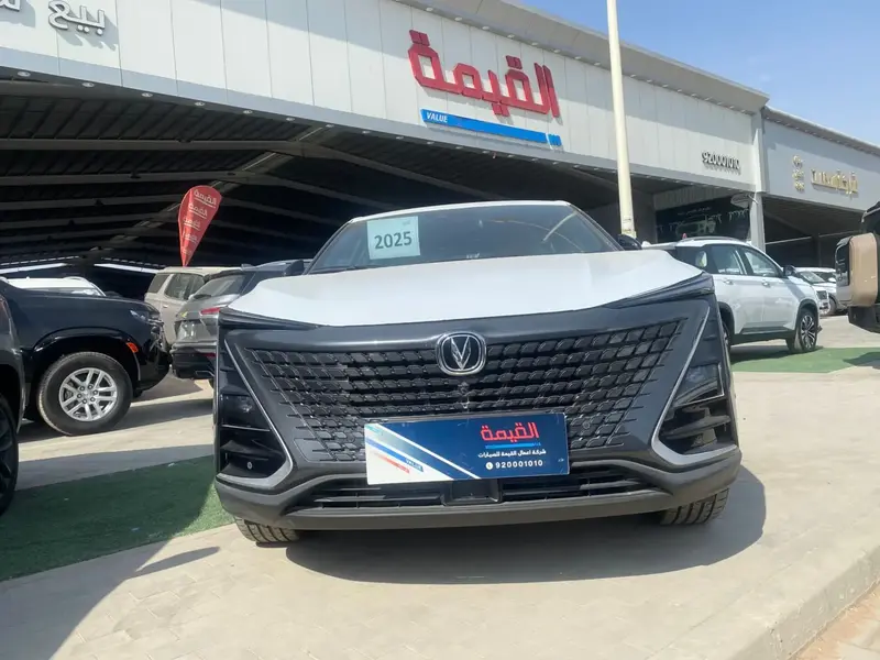 استكشف undefined undefined الصور الخارجية والداخلية. اكتشف جميع جوانب وتفاصيل السيارات.