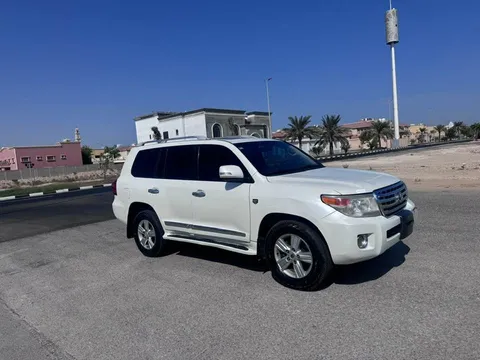 استكشف undefined undefined الصور الخارجية والداخلية. اكتشف جميع جوانب وتفاصيل السيارات.