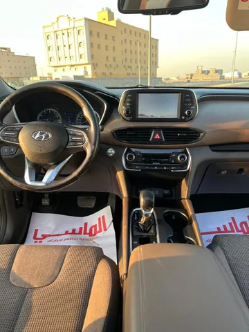 استكشف undefined undefined الصور الخارجية والداخلية. اكتشف جميع جوانب وتفاصيل السيارات.