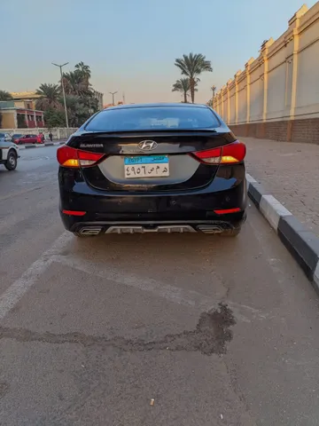 استكشف undefined undefined الصور الخارجية والداخلية. اكتشف جميع جوانب وتفاصيل السيارات.