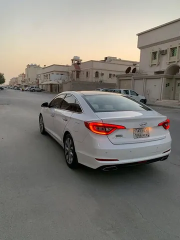 استكشف undefined undefined الصور الخارجية والداخلية. اكتشف جميع جوانب وتفاصيل السيارات.