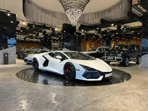 استكشف undefined undefined الصور الخارجية والداخلية. اكتشف جميع جوانب وتفاصيل السيارات.