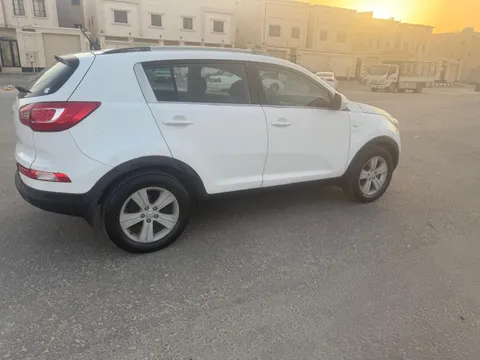 استكشف undefined undefined الصور الخارجية والداخلية. اكتشف جميع جوانب وتفاصيل السيارات.