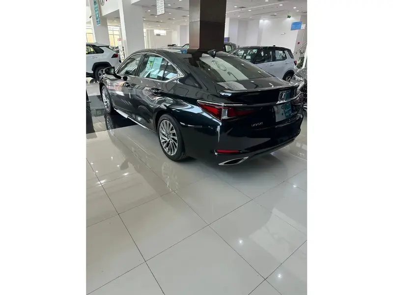 Lexus ES 2025