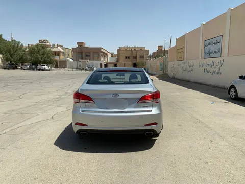 استكشف undefined undefined الصور الخارجية والداخلية. اكتشف جميع جوانب وتفاصيل السيارات.
