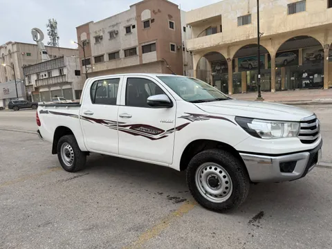 استكشف undefined undefined الصور الخارجية والداخلية. اكتشف جميع جوانب وتفاصيل السيارات.