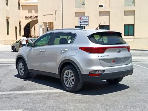 استكشف undefined undefined الصور الخارجية والداخلية. اكتشف جميع جوانب وتفاصيل السيارات.