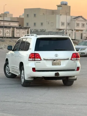 استكشف undefined undefined الصور الخارجية والداخلية. اكتشف جميع جوانب وتفاصيل السيارات.