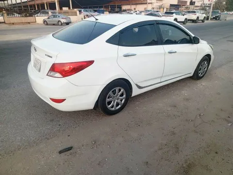 استكشف undefined undefined الصور الخارجية والداخلية. اكتشف جميع جوانب وتفاصيل السيارات.