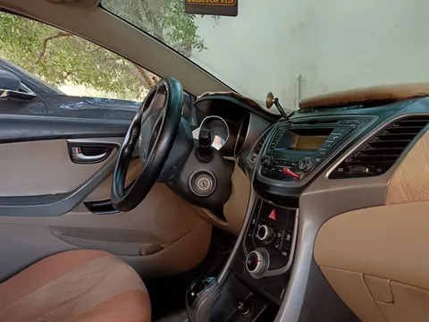 Hyundai Elantra 2.0L Base 2015