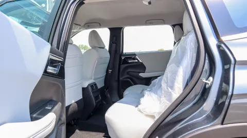 Discover undefined undefined Exterior Interior Images.Find all aspects and details of cars.