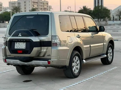 استكشف undefined undefined الصور الخارجية والداخلية. اكتشف جميع جوانب وتفاصيل السيارات.