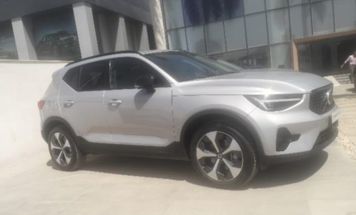فولفو XC 40 2025