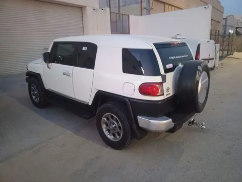 استكشف undefined undefined الصور الخارجية والداخلية. اكتشف جميع جوانب وتفاصيل السيارات.