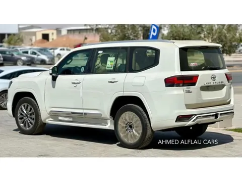 Discover undefined undefined Exterior Interior Images.Find all aspects and details of cars.