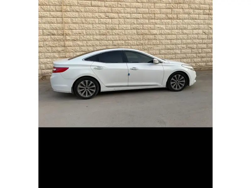 استكشف undefined undefined الصور الخارجية والداخلية. اكتشف جميع جوانب وتفاصيل السيارات.