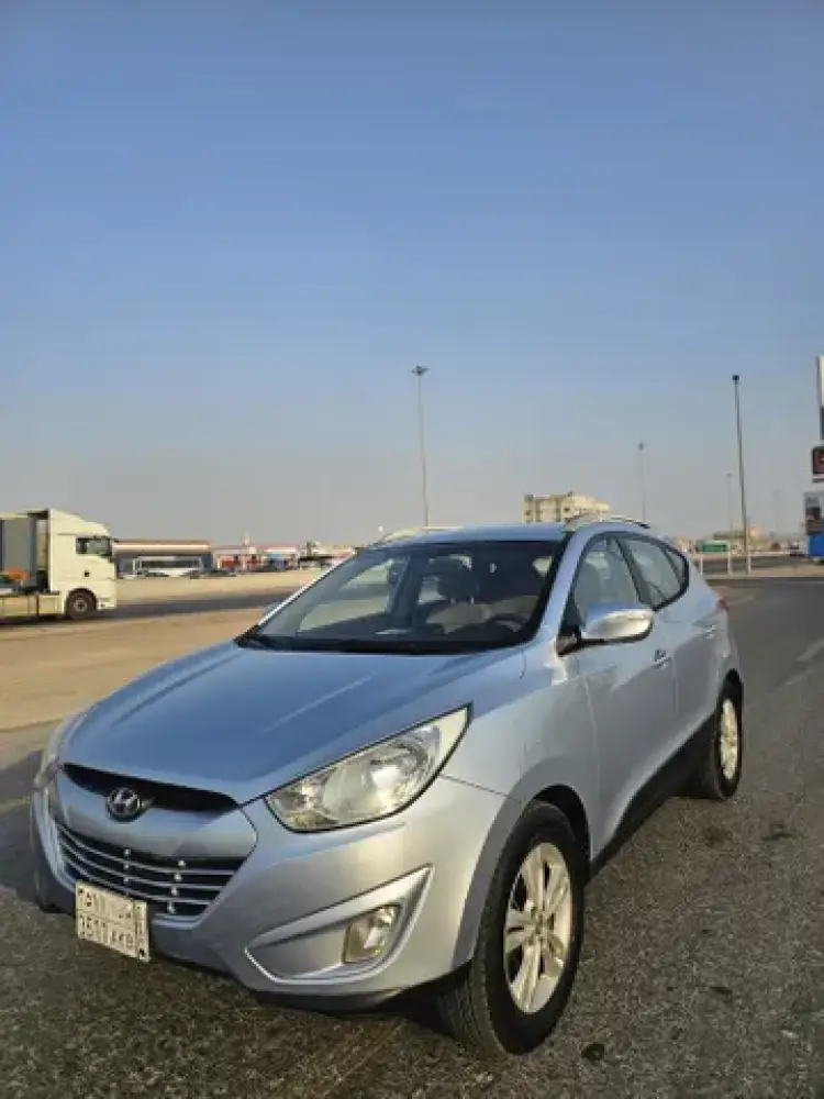 hyundai hyundai-tucson image Hyundai Tucson 2012