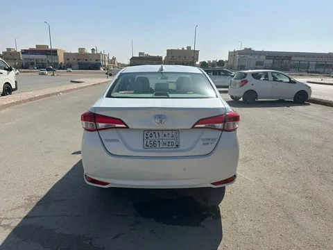 استكشف undefined undefined الصور الخارجية والداخلية. اكتشف جميع جوانب وتفاصيل السيارات.