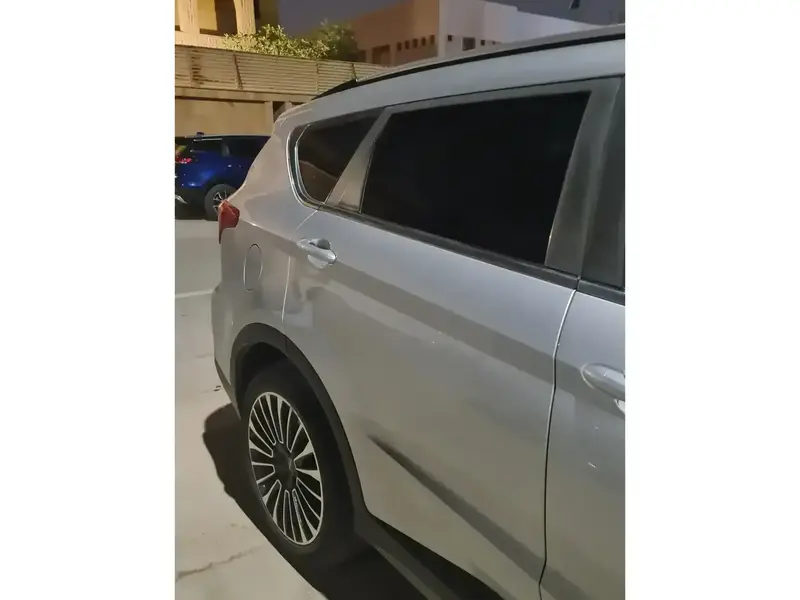استكشف undefined undefined الصور الخارجية والداخلية. اكتشف جميع جوانب وتفاصيل السيارات.