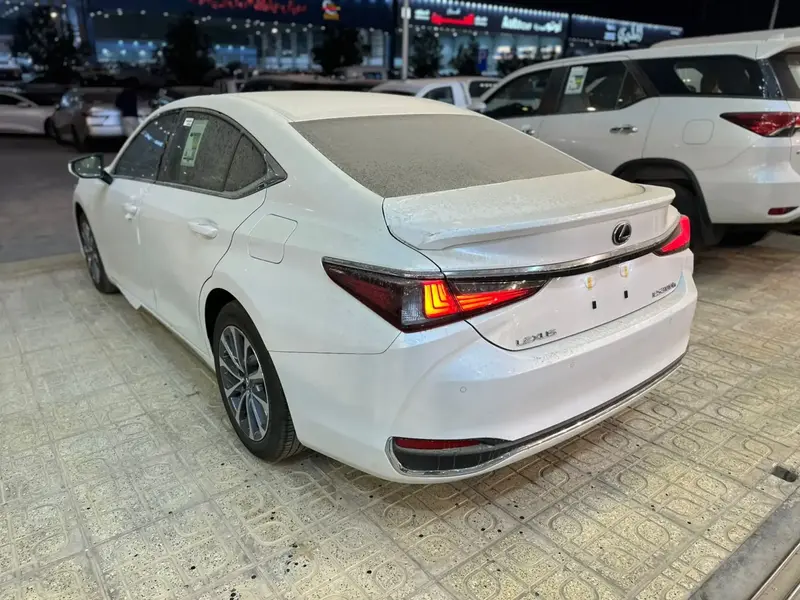 Lexus ES 2024