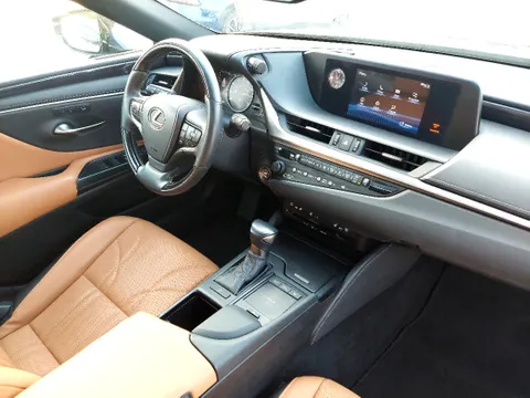 Discover undefined undefined Exterior Interior Images.Find all aspects and details of cars.