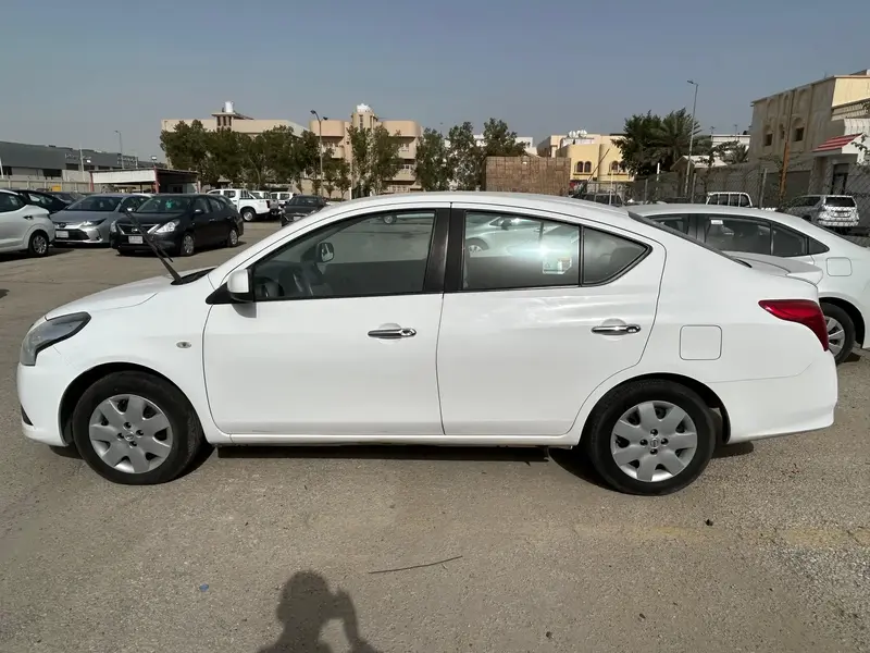 استكشف undefined undefined الصور الخارجية والداخلية. اكتشف جميع جوانب وتفاصيل السيارات.
