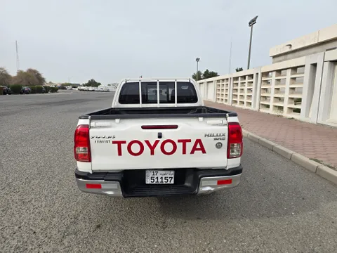 Toyota Hilux 2.5 Double Cab 4x4 M/T Top 2020