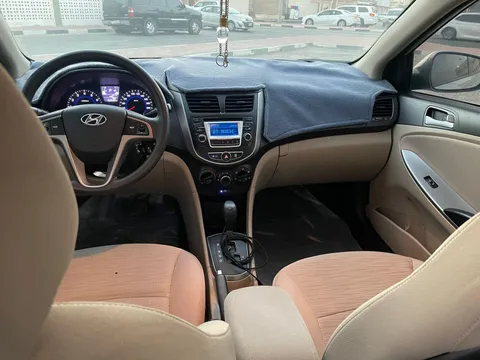 استكشف undefined undefined الصور الخارجية والداخلية. اكتشف جميع جوانب وتفاصيل السيارات.