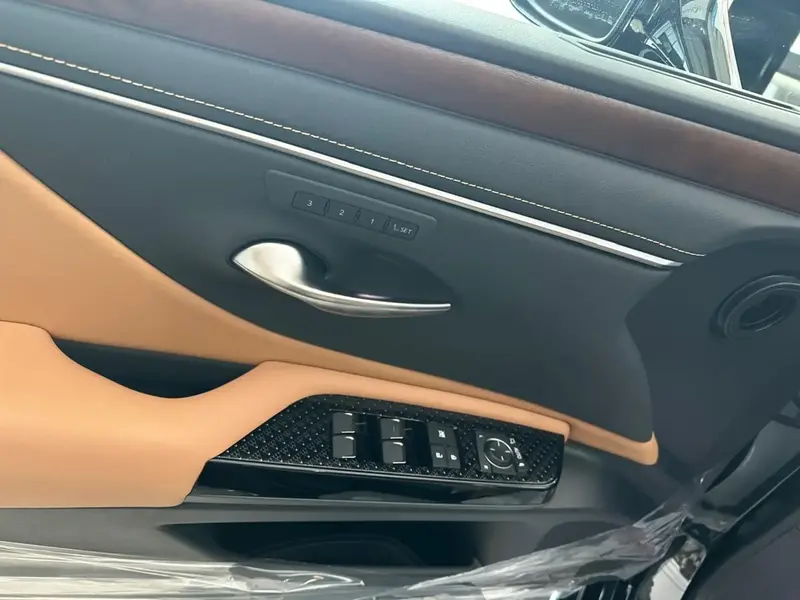 Lexus ES 2025