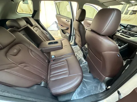 Discover undefined undefined Exterior Interior Images.Find all aspects and details of cars.