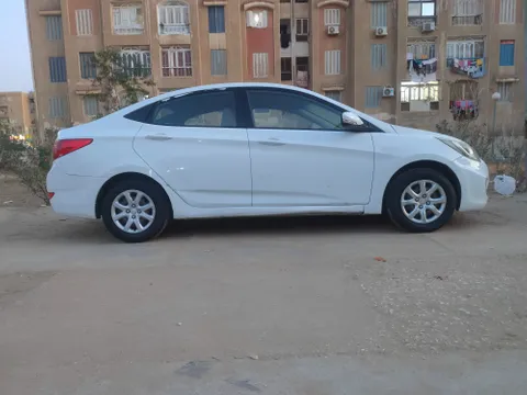 استكشف undefined undefined الصور الخارجية والداخلية. اكتشف جميع جوانب وتفاصيل السيارات.