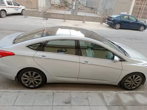 استكشف undefined undefined الصور الخارجية والداخلية. اكتشف جميع جوانب وتفاصيل السيارات.