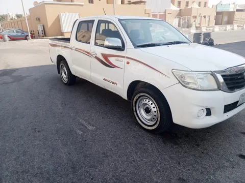 استكشف undefined undefined الصور الخارجية والداخلية. اكتشف جميع جوانب وتفاصيل السيارات.