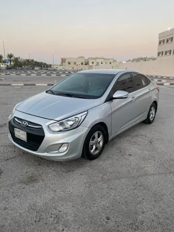 استكشف undefined undefined الصور الخارجية والداخلية. اكتشف جميع جوانب وتفاصيل السيارات.
