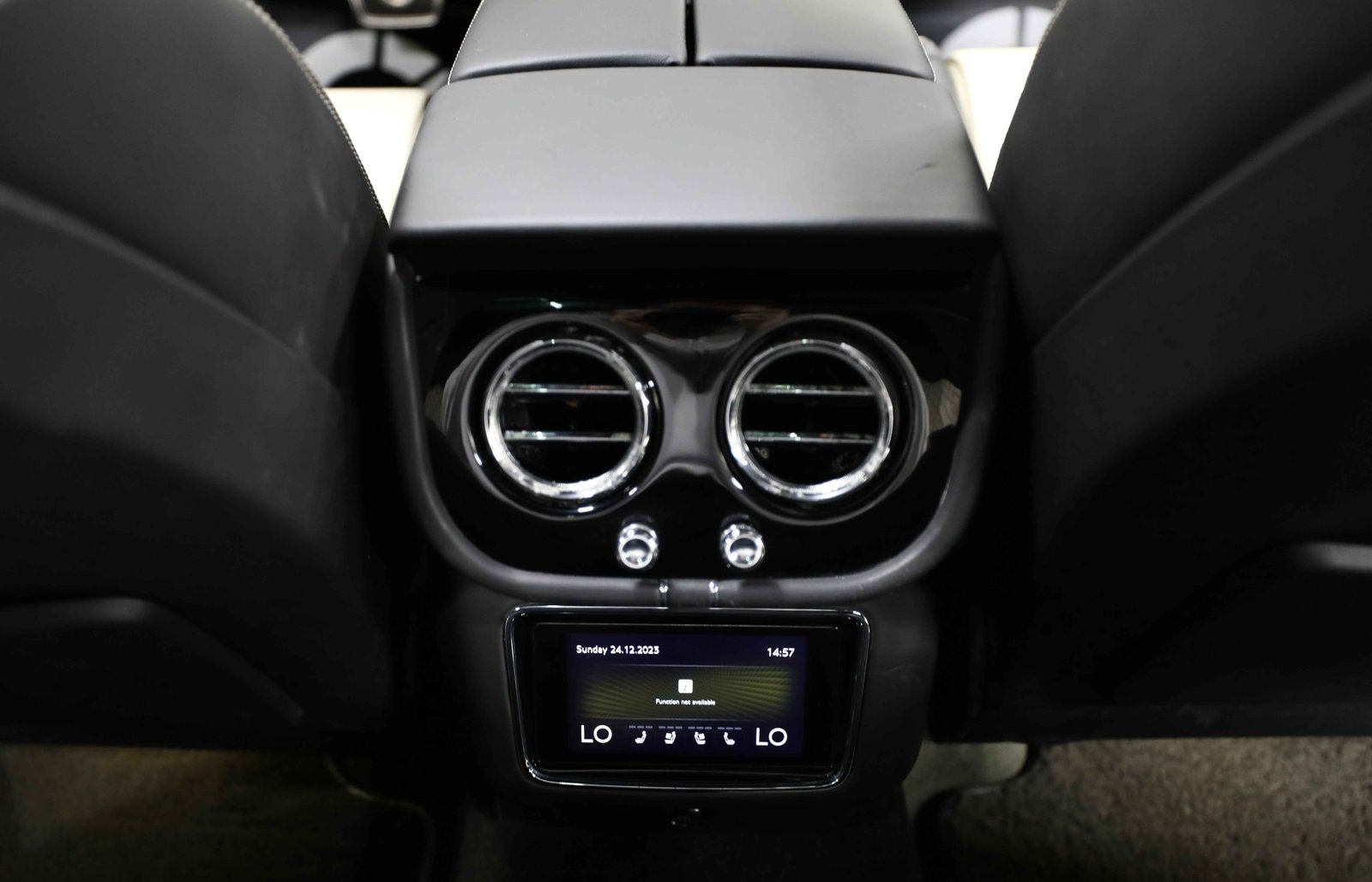 Discover undefined undefined Exterior Interior Images.Find all aspects and details of cars.
